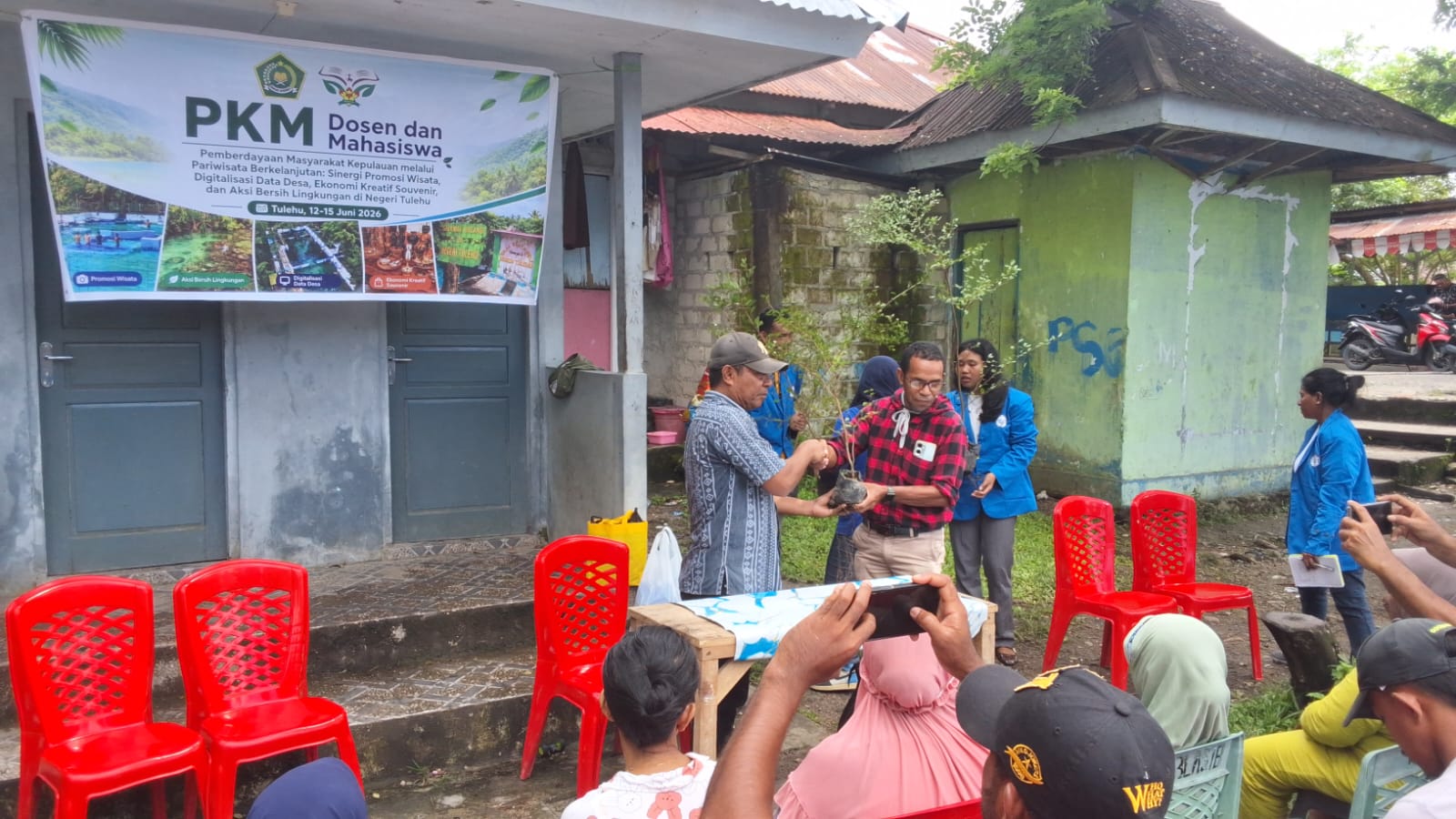 FISK IAKN Ambon Gelar PKM di Negeri Tulehu untuk Perkuat Literasi Digital, Ekonomi Kreatif, dan Pelestarian Lingkungan