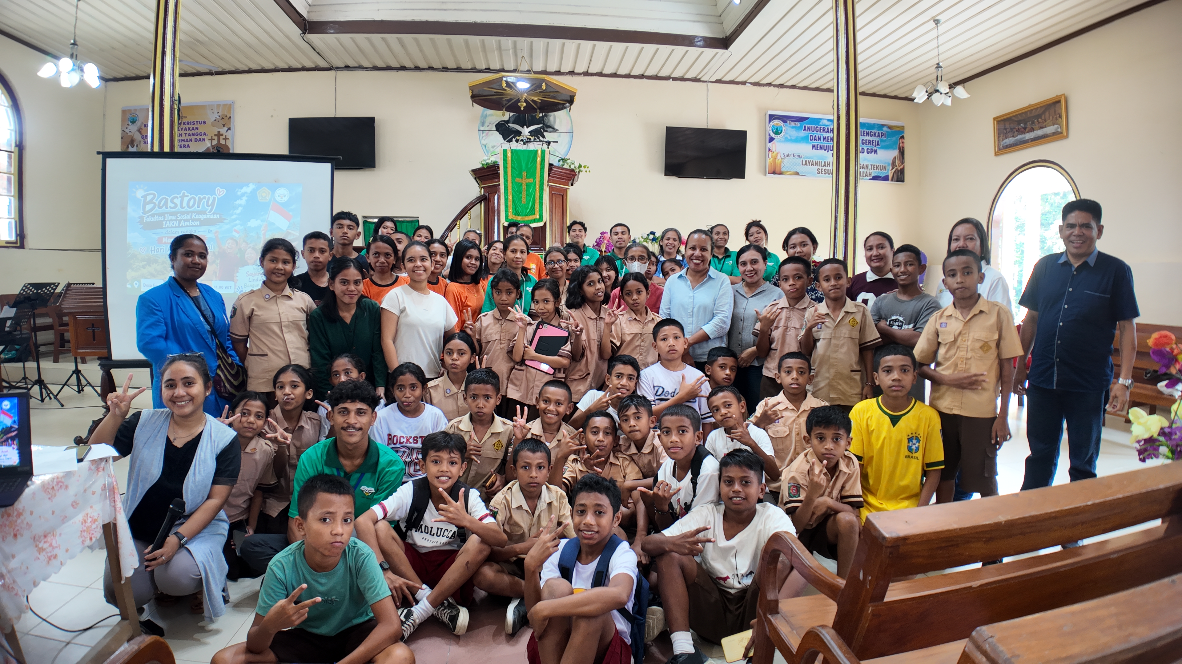 Fakultas Ilmu Sosial Keagamaan Melakukan Kegiatan "Bastori" untuk Peringati Hari Anak Nasional Bersama Anak-Anak di Desa Ema