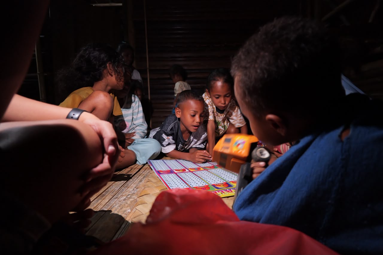 Momen Hari Anak Nasional: Dosen dan Mahasiswa Program Studi Pariwisata Budaya dan Agama IAKN Ambon Wujudkan Gerakan Anak Sehat dan Ceria di SD Negeri 330 Huaulu